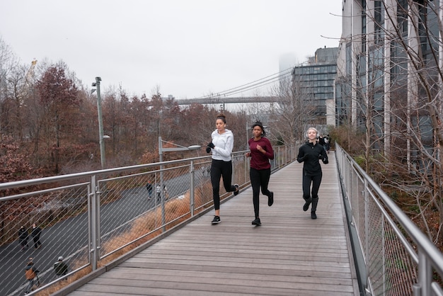 Kobiety uprawiają razem jogging