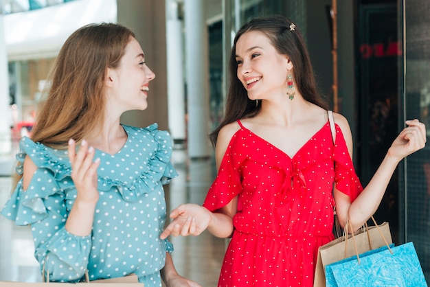 Bezpłatne zdjęcie kobiety uśmiechają się do siebie