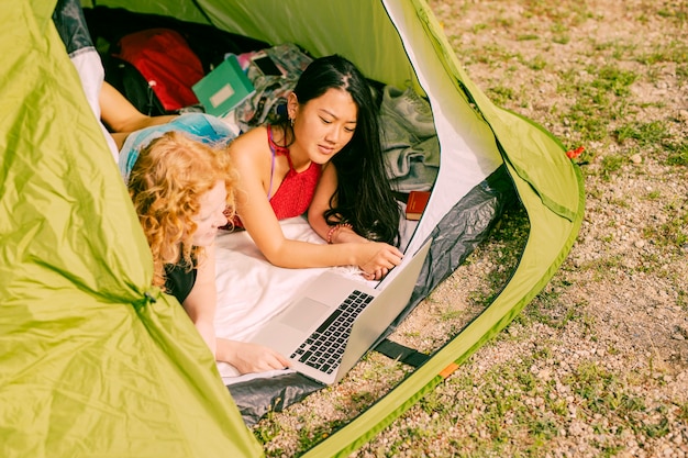 Kobiety Używa Laptop W Namiocie Outdoors