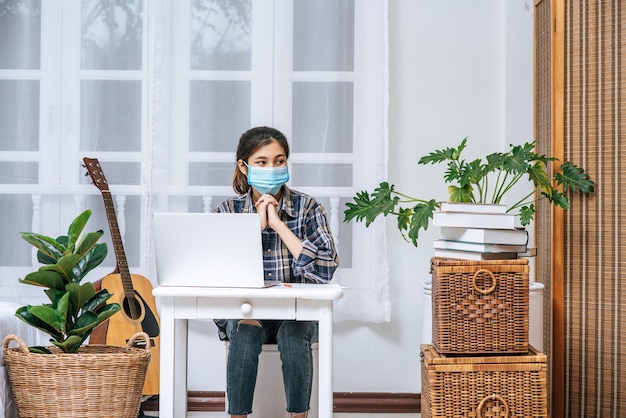 Kobiety używają laptopa przy biurku i są zestresowane.