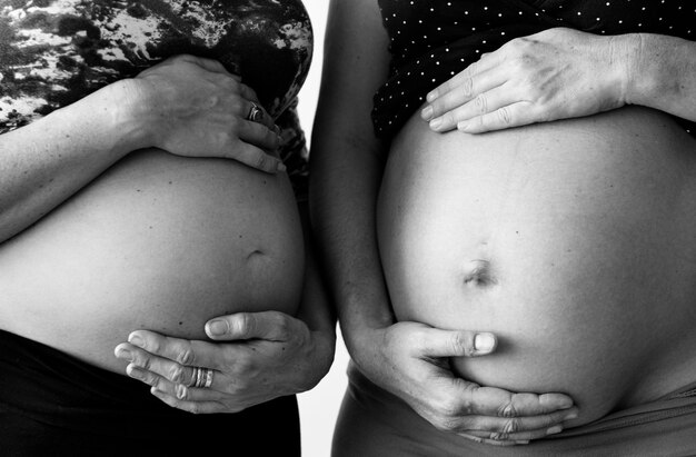 Kobiety w ciąży pokazujące swoje guzy