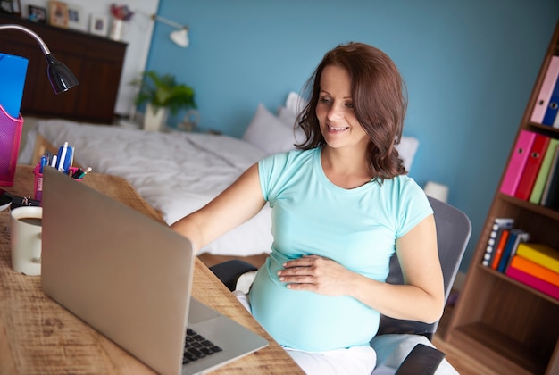 Kobiety W Ciąży Używają Komputera W Domu