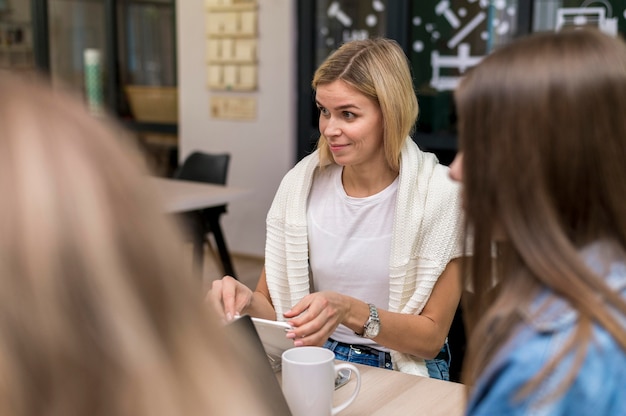 Kobiety wspólnie pracujące nad projektem