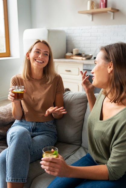 Bezpłatne zdjęcie kobiety z kombucha na czacie średnie ujęcie