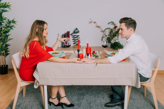 Bezpłatne zdjęcie kochająca para ma romantycznego gościa restauracji