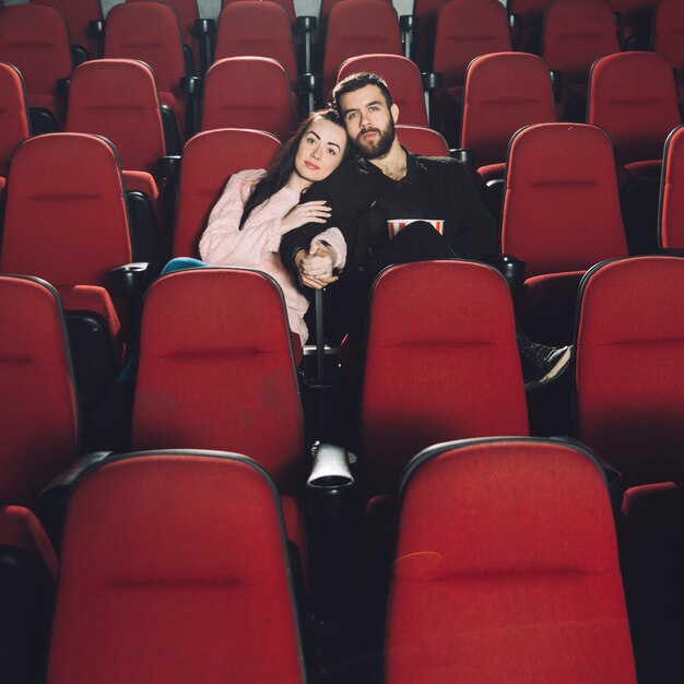 Kochająca para ogląda film w kinie