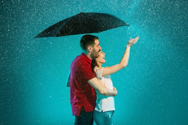 Kochająca para w deszczu
