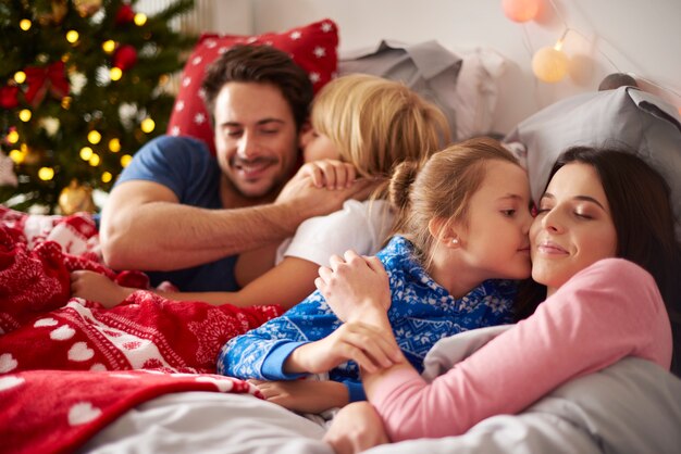 Kochająca rodzina w Boże Narodzenie rano