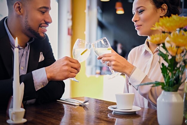 Kochający czarny amerykański para na randce picia wina w restauracji.