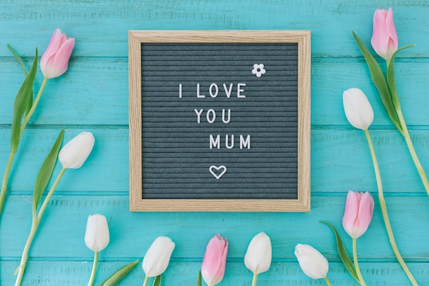 Bezpłatne zdjęcie kocham cię, mamo, napis z różowymi tulipanami