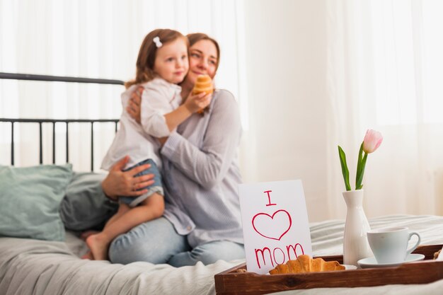 Kocham napis mama w pobliżu przytulania matki i córki