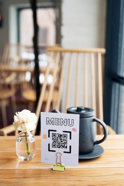 Bezpłatne zdjęcie kod qr pod wysokim kątem w restauracji