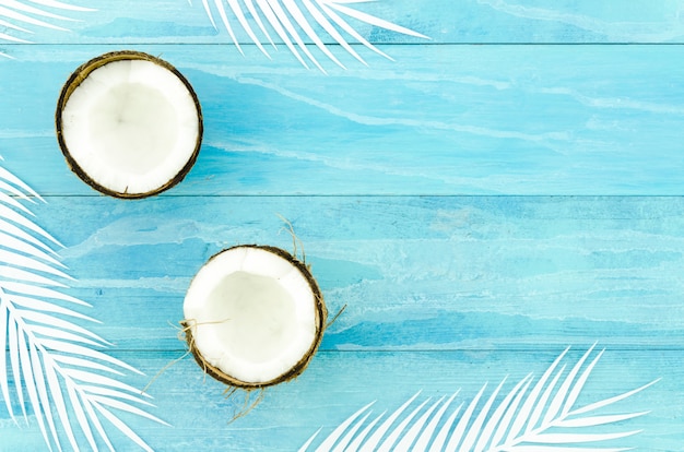 Kokosy z liśćmi palmowymi na drewnianym stole