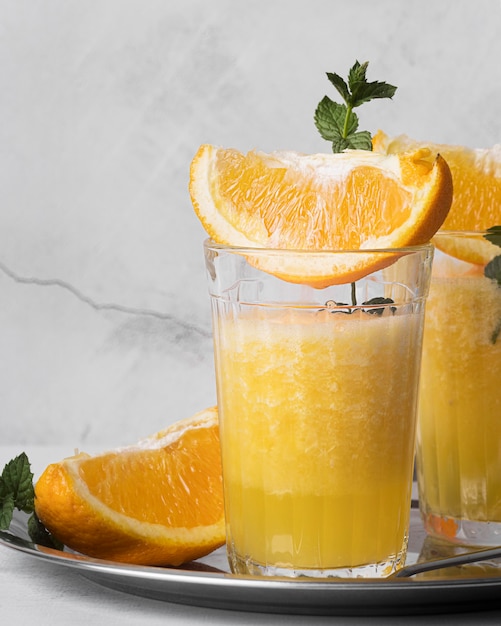 Koktajl alkoholowy z pomarańczowym widokiem z przodu
