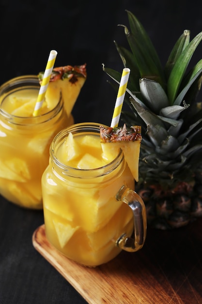 Bezpłatne zdjęcie koktajl ananasowy ze słomką. napój tropikalny