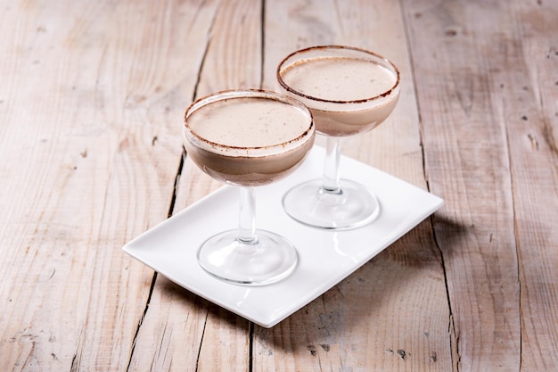 Bezpłatne zdjęcie koktajl brandy alexander na drewnianym stole