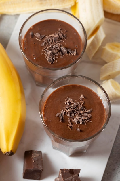 Koktajl czekoladowo-bananowy pod wysokim kątem