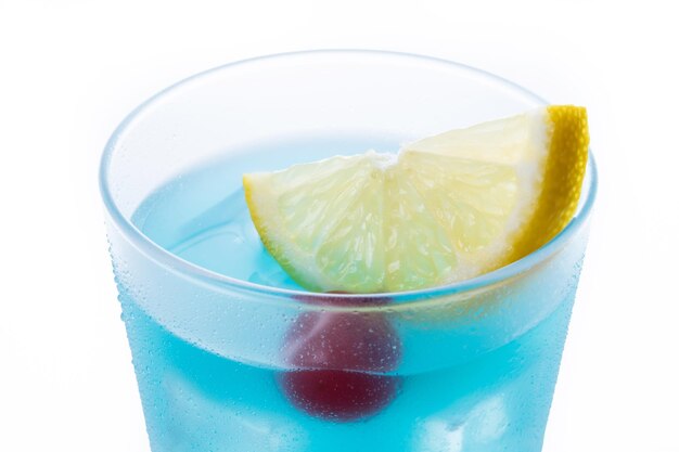 Koktajl martini z głębokim błękitem morskim odizolowany na białym tlexA