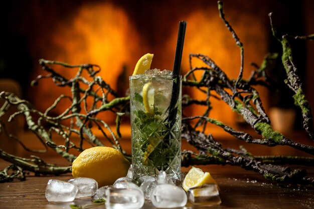 Koktajl Mojito z dużą ilością kruszonego lodu