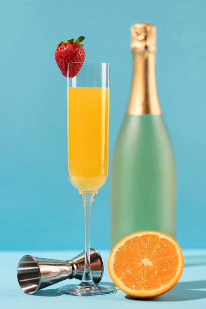 Bezpłatne zdjęcie koktajl z mimozy z truskawką i pomarańczą