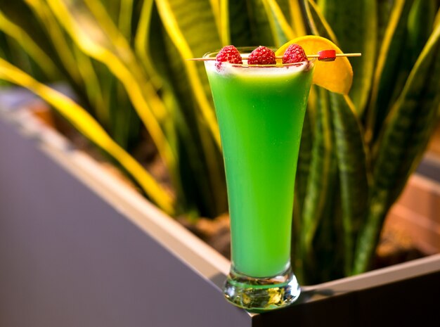 Koktajl zielona wróżka tequila wódki likier absynt wapno malinowy widok z boku