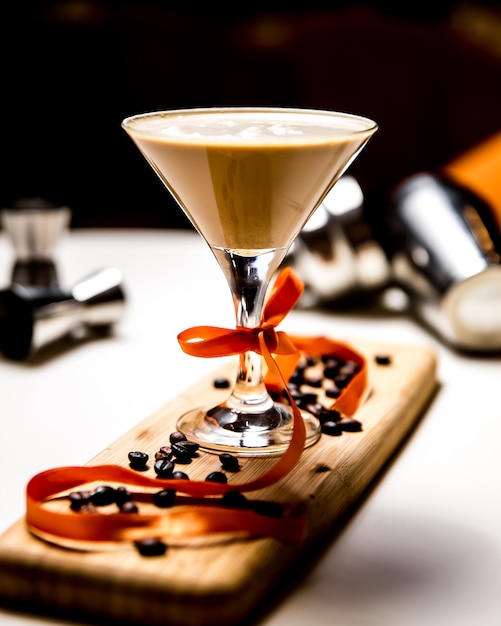 Bezpłatne zdjęcie koktajlu baileys whisky trunek w szklanym bocznym widoku