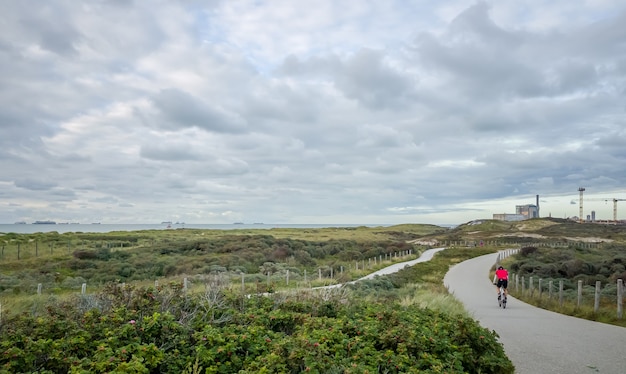 Bezpłatne zdjęcie kolarz wyścigowy na południowych wydmach i plażach hagi, scheveningen