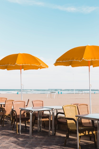 Bezpłatne zdjęcie kolaz pomarańczowego parasola plażowego