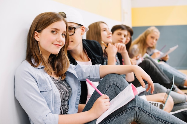 Koledzy siedzący i studiujący razem