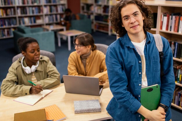 Koledzy studiujący razem w bibliotece uniwersyteckiej