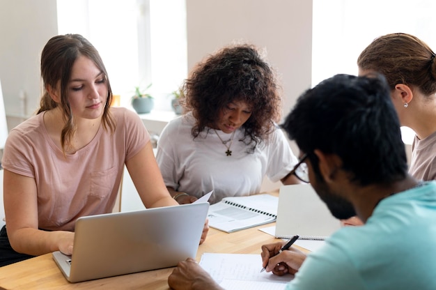 Koledzy z college'u uczą się razem