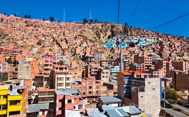 Kolejka linowa nad kolorową dzielnicą chualluma w la paz w boliwii