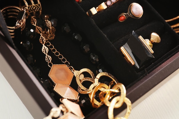 Kolekcja biżuterii w szkatułce na biżuterię