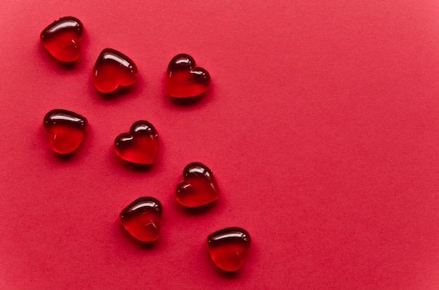 Bezpłatne zdjęcie kolekcja czerwone serce na stole