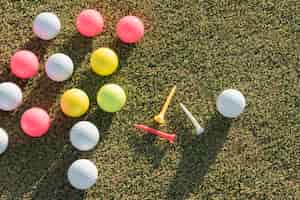 Bezpłatne zdjęcie kolekcja piłek golfowych leżących płasko