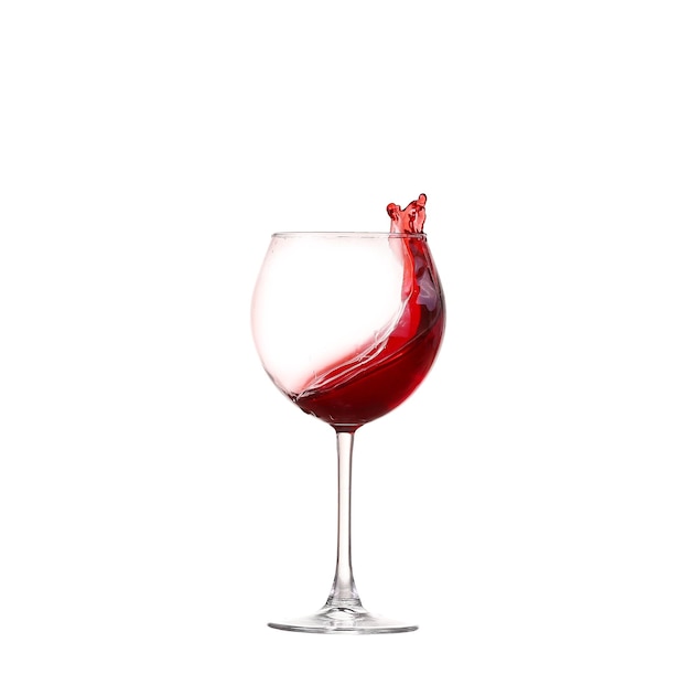 Kolekcja win - rozpryskiwanie czerwonego wina w kieliszku. pojedynczo na białym tle