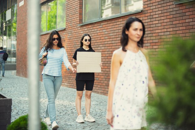 Koleś ze znakiem - kobieta stoi i protestuje przeciwko rzeczom, które ją denerwują