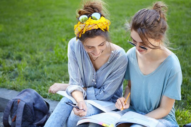Koleżanki razem studiują w parku