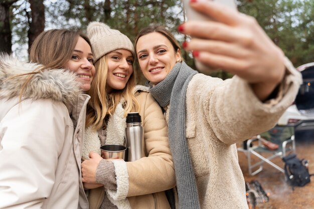 Koleżanki robią sobie selfie podczas biwakowania