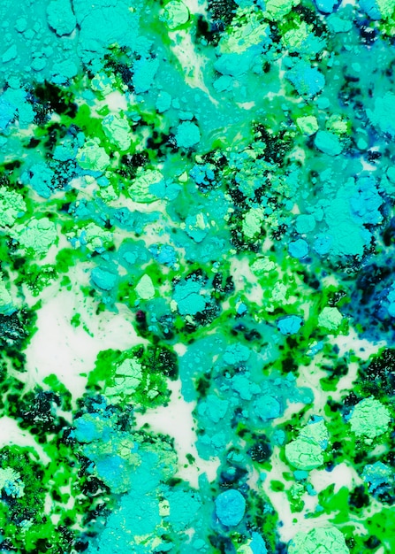 Kolorowa jasnoniebieska woda zielona