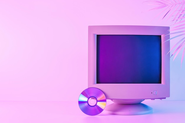 Kolorowa martwa natura starego monitora komputerowego z dyskiem do przechowywania i kopią