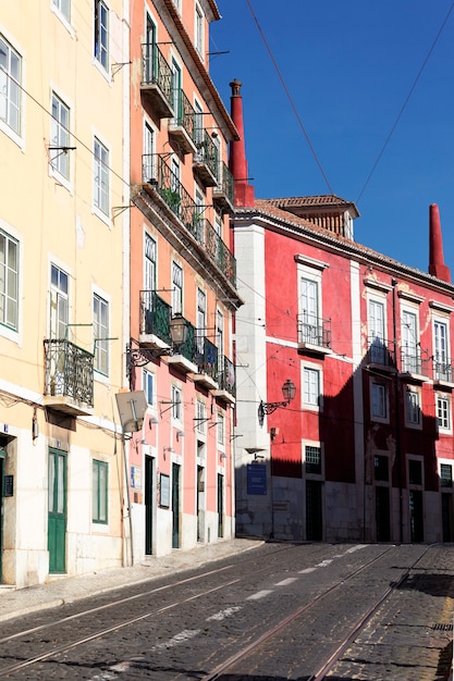 Kolorowa ulica w Lizbonie latem, Portugalia