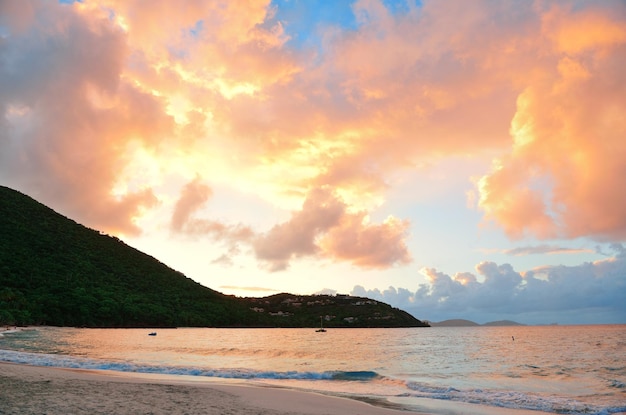 Kolorowe chmury o zachodzie słońca na plaży w St John, Virgin Island.