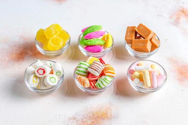 Kolorowe cukierki, galaretki i marmolady, niezdrowe słodycze.