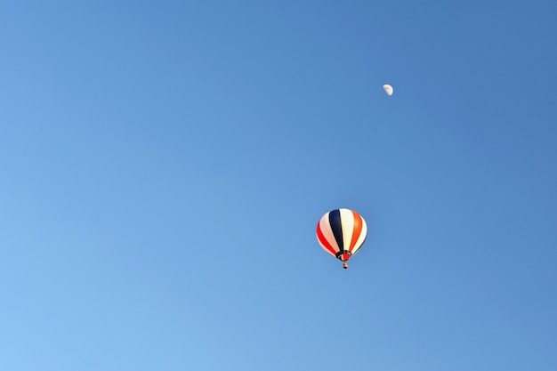 Kolorowe Gorące Powietrze Balon Latania Na Zachodzie Słońca. Naturalne Kolorowe Tło Z Nieba.