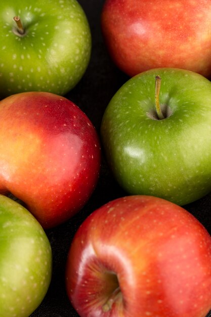 Kolorowe jabłka świeże dojrzałe łagodne idealne na ciemnym tle podłogi