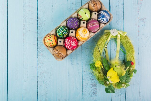 Kolorowe jaja i dekoracyjny wianek