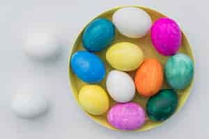 Bezpłatne zdjęcie kolorowe jaja na tacy