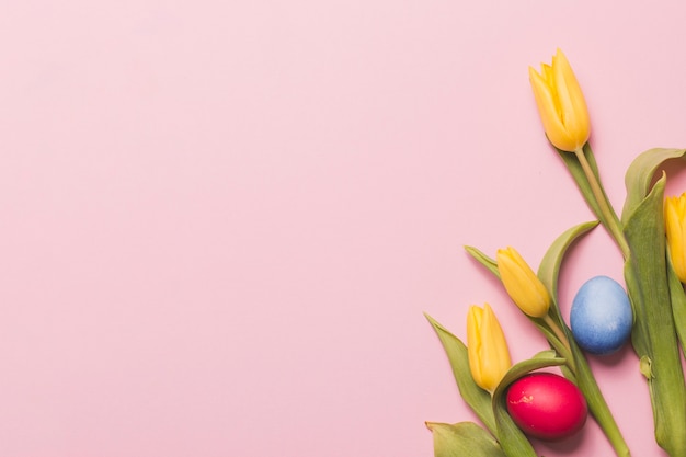 Bezpłatne zdjęcie kolorowe jajka i tulipany