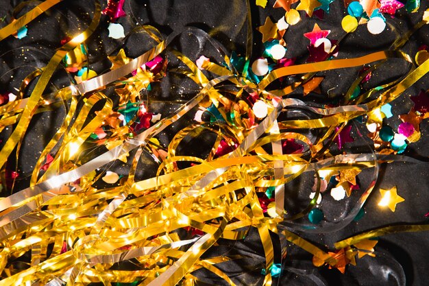 Kolorowe konfetti pod dużym kątem na imprezę noworoczną